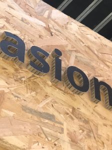 decoupe de logo carton reboard, alveolaire mural